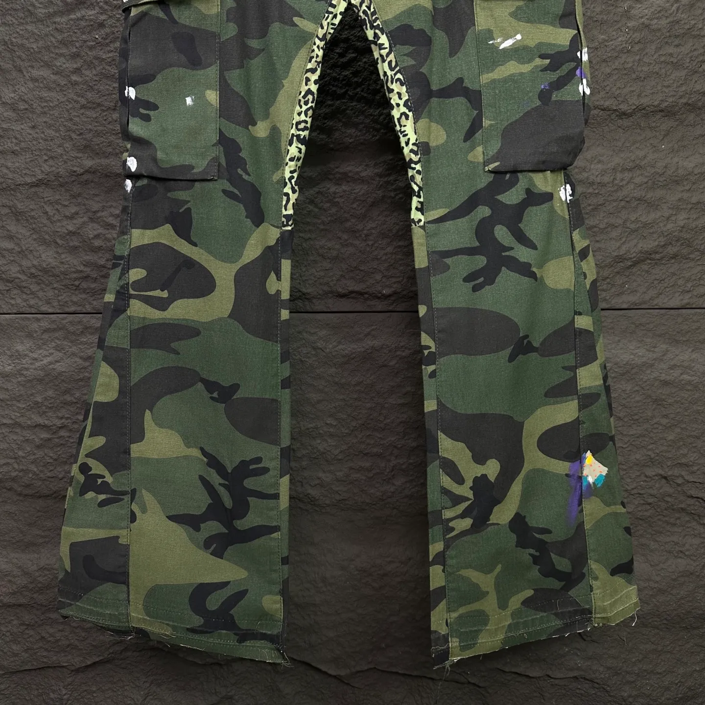 P250 GALLERY DEPT. 2025 new camouflage patchwork hand-painted multi-pocket couple style loose bootcut jeans 🔥High version🔥High version🔥Top ceiling quality Styles with different washed textures, very friendly to people with thin legs and thick legs, the bootcut version is very flattering to the leg shape Moderate length that never goes out of style, easy to match with casually, basic styling for various styles, a must-have in the wardrobe! The fabric is stiff but also makes the upper body soft without losing texture. The washing process is even more perfect. It is a must-have item for everyone! ! ! Washed wheat, hang tag, pants label, complete with three labels Color: camouflage green Size: 28, 30, 32, 34, 36 (five sizes)